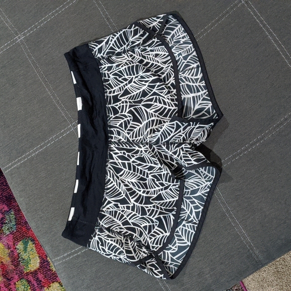 Lululemon Speed Shorts - Picture 1 of 5